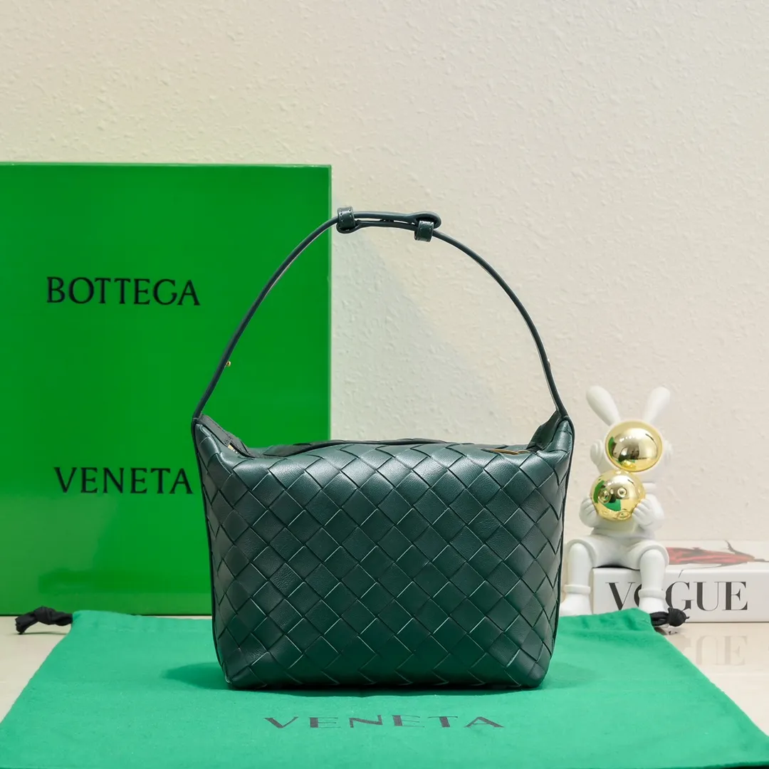 Batch 1360 #BvWallace Shoulder Lunch Bag 🔥 A lunch box bag that you can just grab and go. It is made of classic intrecciato weaving technology and reflects the craftsmanship of Bottega. The entire bag is made of top-grade happa lambskin. It is very soft and lightweight. The small bag shape is cute and exquisite. The interior capacity is also very large and can be carried under the arm. It is quite practical! The bottom of the bag is made of gold metal to prevent wear and tear. The details are really good! Choose this elegant commuting bag for Zaoba people~ Size: 22x13x9.5, model number; 7748#
